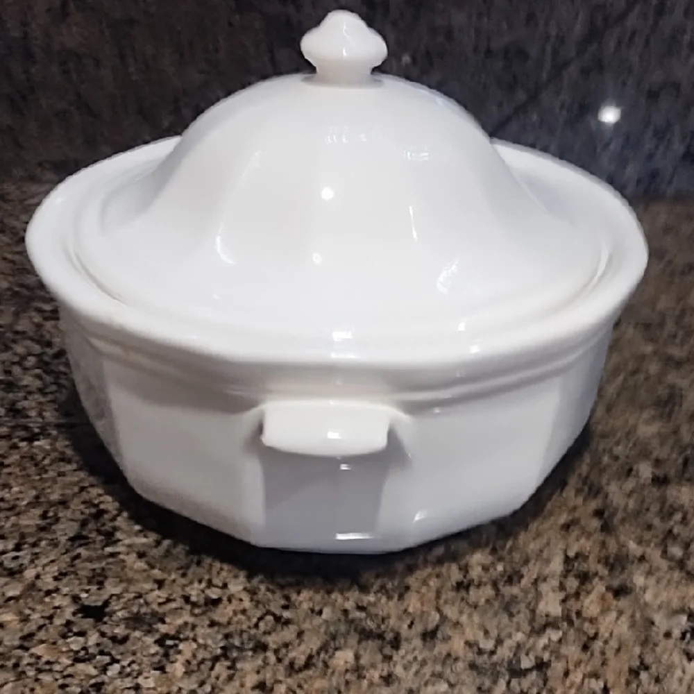 Pfaltzgraff Heritage White 2-quart covered casserole dish White Ceramic Lidded